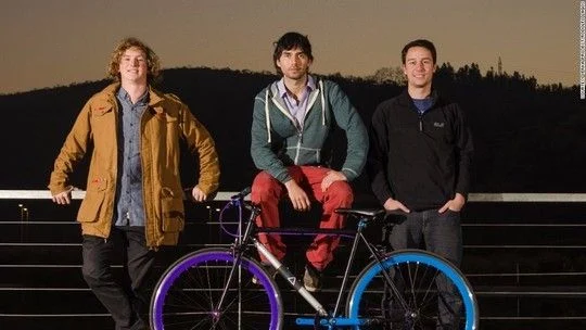 Chiếc xe đạp không thể mất cắp do nhóm ba cựu sinh viên sáng chế. Ảnh: CNN